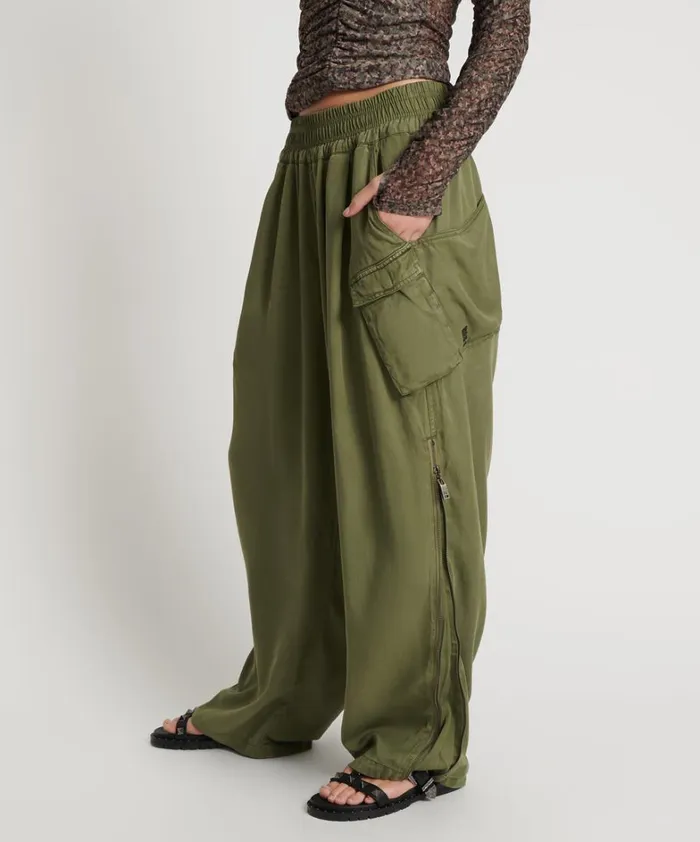 One Teaspoon Bottoms KHAKI TENCEL PARACHUTE PANTS 8211 Women One Teaspoon Bottoms KHAKI TENCEL PARACHUTE PANTS 8211 Women