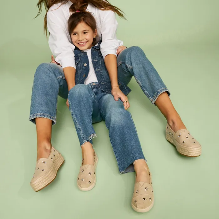 Toms TOMS Classics Alpargata Kids Shoe Embroidered Bees 8211 KidsWomen Toms TOMS Classics Alpargata Kids Shoe Embroidered Bees 8211 KidsWomen