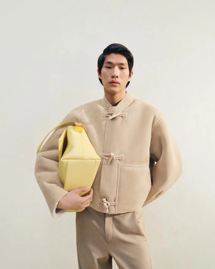 Women Shoulder Bags JACQUEMUS The Large Rond Carr Light Yellow Women Shoulder Bags JACQUEMUS The Large Rond Carr Light Yellow